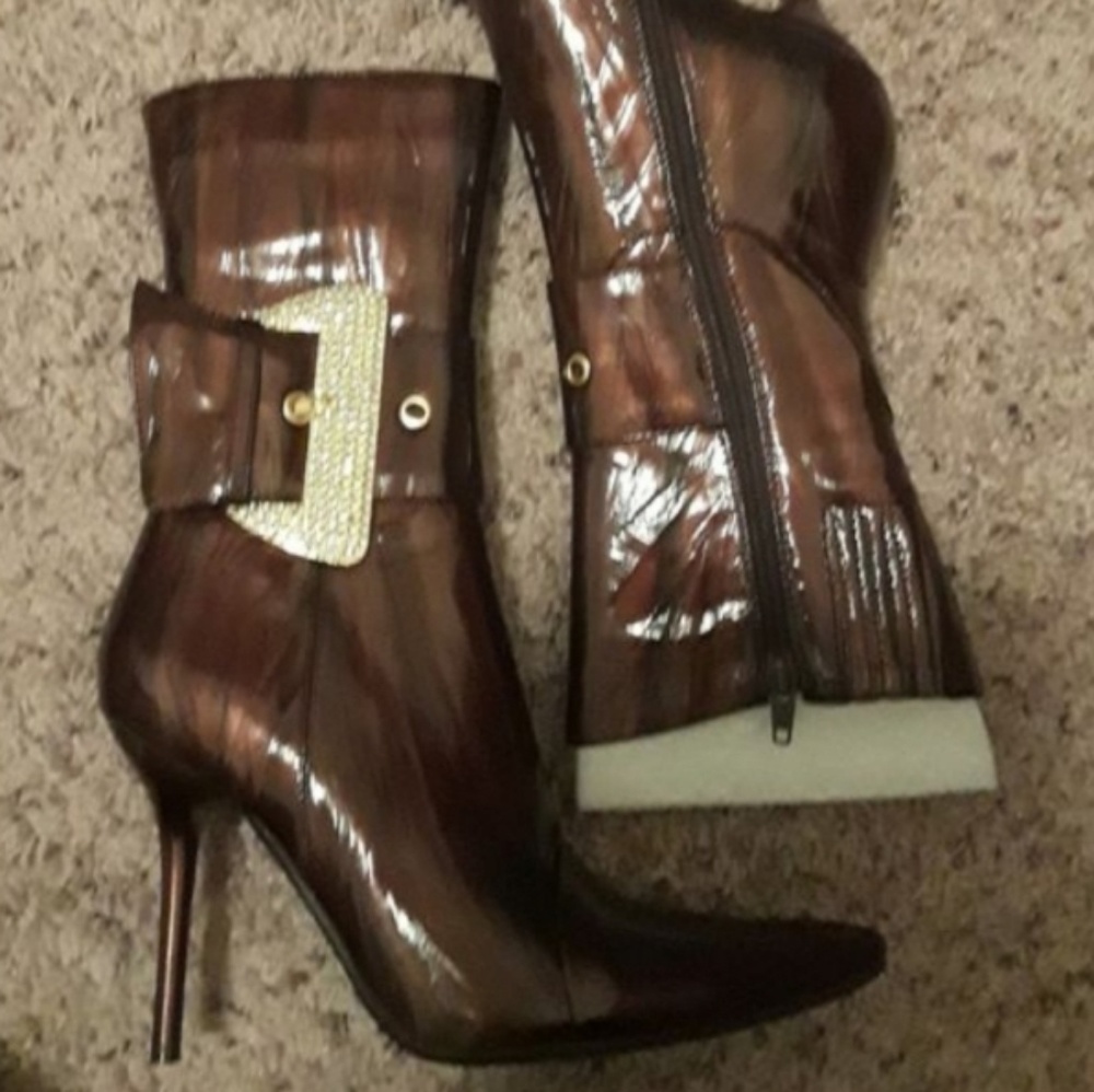 Pointy bronze boots with side belt design